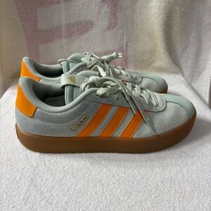 adidas VL Court 3.0
Linen Green Crew Orange Women’s Sz 10
